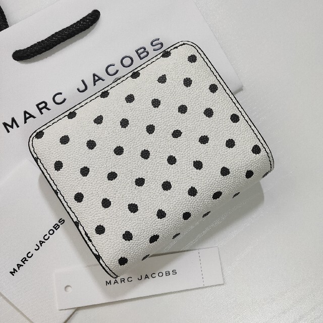 MARC JACOBS(マークジェイコブス)のマークジェイコブス 二つ折り コンパクト ウォレット ミニ財布 ドット柄 レディースのファッション小物(財布)の商品写真
