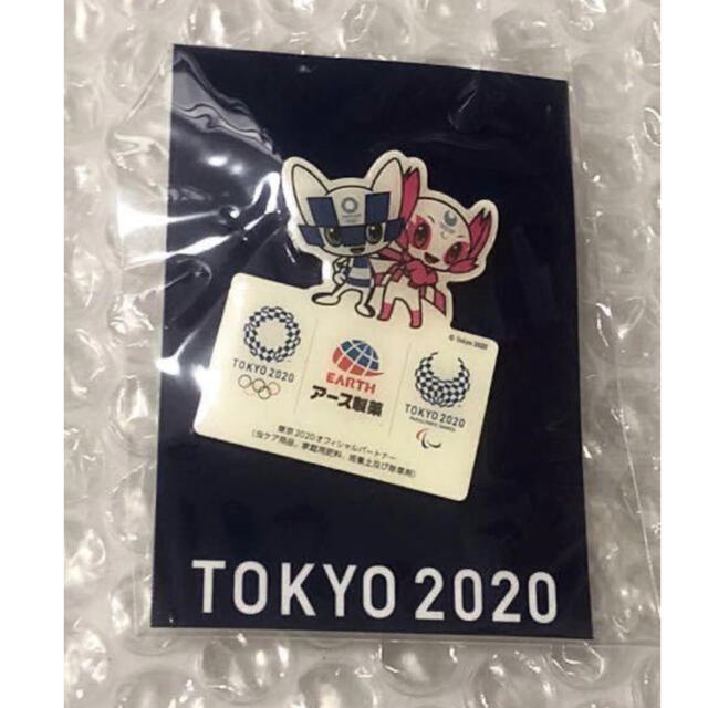 東京2020オリンピック　アース製薬　ピンバッジ　ピンバッチ　2種 エンタメ/ホビーのコレクション(ノベルティグッズ)の商品写真