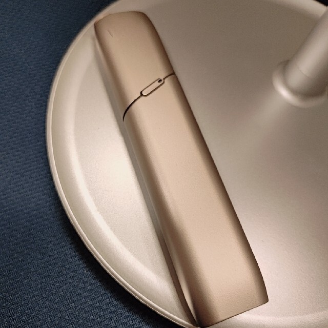 IQOS(アイコス)のIQOS3multi ブリリアントゴールド本体のみ　ジャンク品 メンズのファッション小物(タバコグッズ)の商品写真