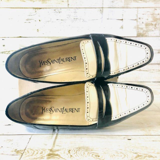 Yves Saint Laurent Beaute(イヴサンローランボーテ)の【クリアランス】　イヴサンローラン　エナメルパンプス レディースの靴/シューズ(ハイヒール/パンプス)の商品写真