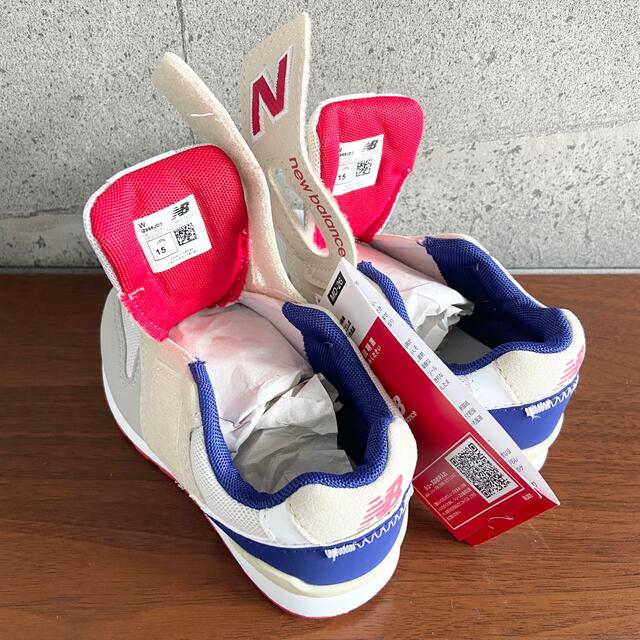 New Balance(ニューバランス)の【新品】15.5センチ ホワイト×レッド ニューバランス スニーカー キッズ キッズ/ベビー/マタニティのキッズ靴/シューズ(15cm~)(スニーカー)の商品写真
