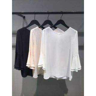 セオリーリュクス(Theory luxe)の theory luxe バックボタンデザイン　七分袖　Vネックブラウス　白(シャツ/ブラウス(長袖/七分))