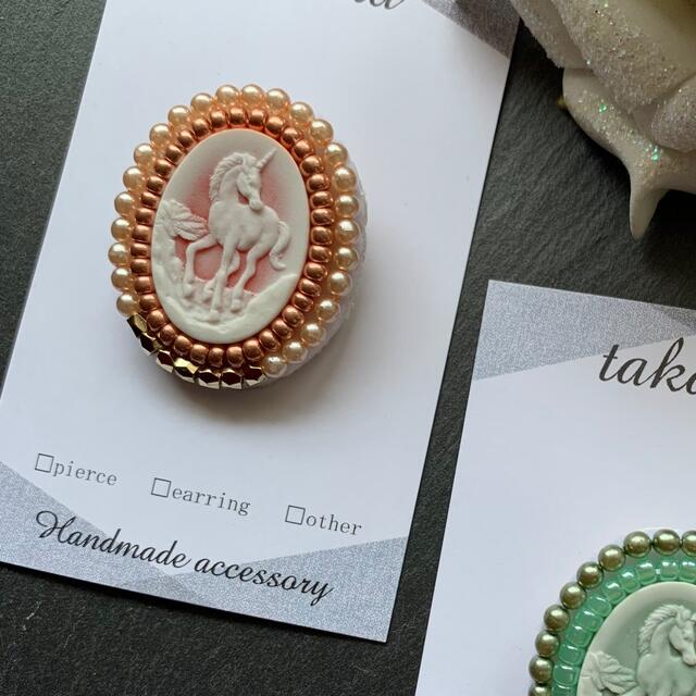 ユニコーンのカメオのビーズ刺繍ブローチ レッドの通販 by takana|ラクマ