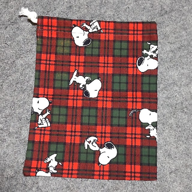 SNOOPY(スヌーピー)のSnoopy ハンドメイド きんちゃく袋 赤 緑 タータンチェック ハンドメイドの生活雑貨(その他)の商品写真