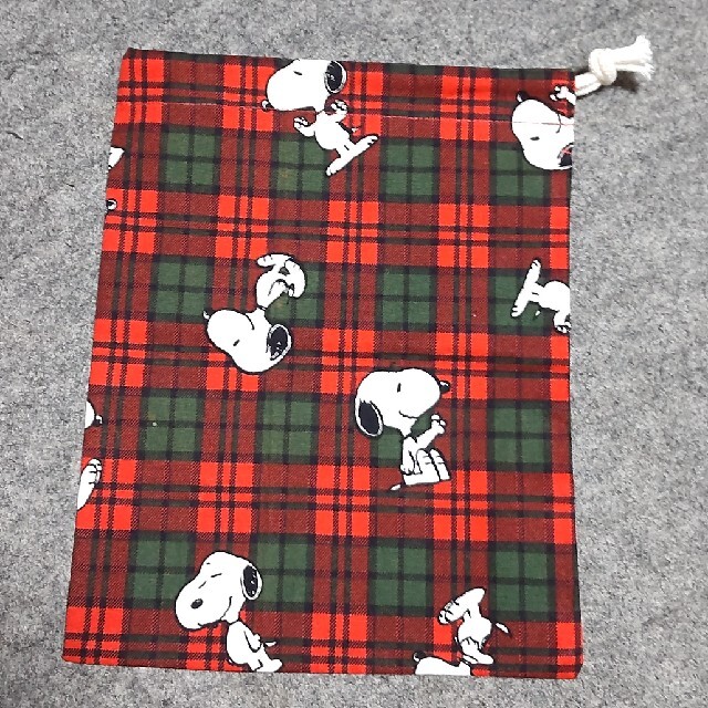 SNOOPY(スヌーピー)のSnoopy ハンドメイド きんちゃく袋 赤 緑 タータンチェック ハンドメイドの生活雑貨(その他)の商品写真