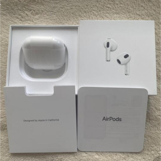 Apple(アップル)のApple Airpods (第3世代) MME73J/A エアポッズ スマホ/家電/カメラのオーディオ機器(ヘッドフォン/イヤフォン)の商品写真