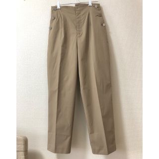 ビームス(BEAMS)のBEAMS テーパードパンツ　ベージュ　タックパンツ　センタープレス(カジュアルパンツ)