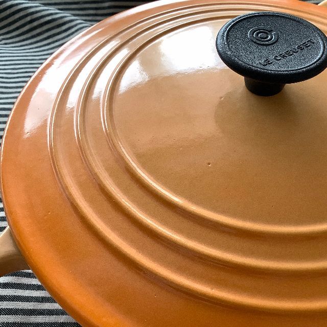 LE CREUSET(ルクルーゼ)の【フランス直輸入】ルクルーゼ ココットロンド 22センチ オレンジブロッサム インテリア/住まい/日用品のキッチン/食器(鍋/フライパン)の商品写真