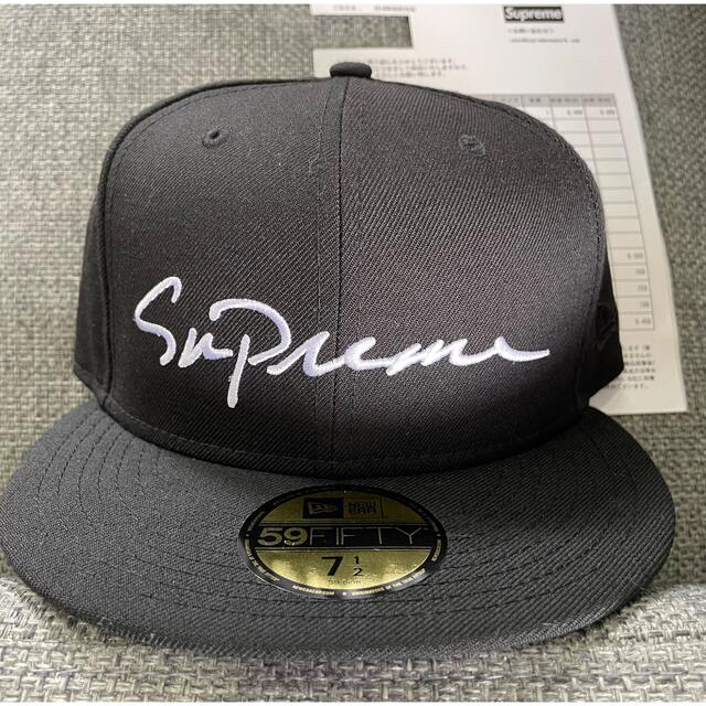 Supreme(シュプリーム)の7 - 1/2 Supreme Classic Script New Era  メンズの帽子(キャップ)の商品写真