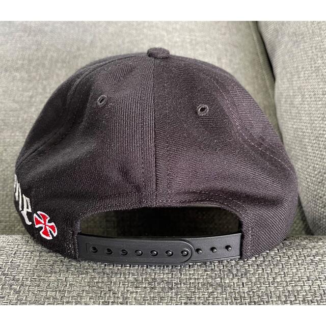 Supreme(シュプリーム)のSupreme Independent Old English 5-Panel メンズの帽子(キャップ)の商品写真