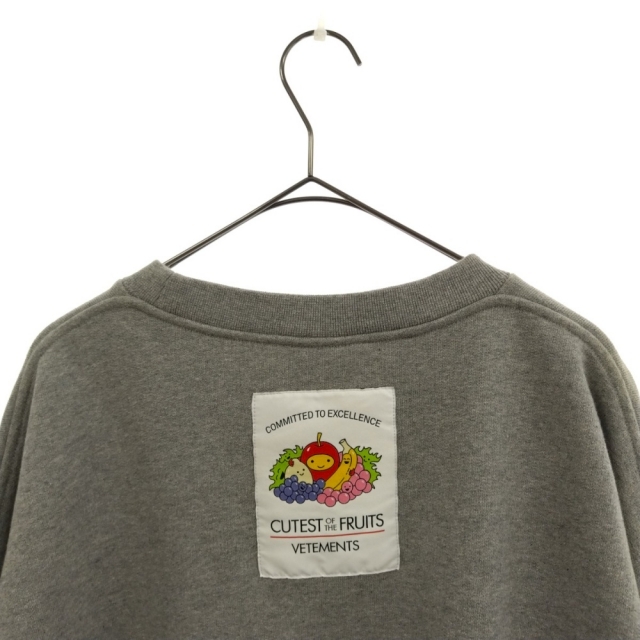 VETEMENTS ヴェトモン CUTEST OF THE FRUITS LOGO SWEATSHIRT キュート オブ ザ フルーツ ロゴスウェットトレーナー グレー745センチ身幅