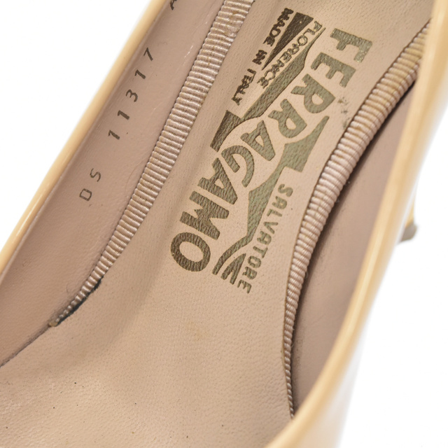 Salvatore Ferragamo(サルヴァトーレフェラガモ)のSalvatore Ferragamo サルヴァトーレ フェラガモ CARLA カルラ ヴァラリボンパテントレザーヒールパンプス ベージュ レディースの靴/シューズ(ハイヒール/パンプス)の商品写真