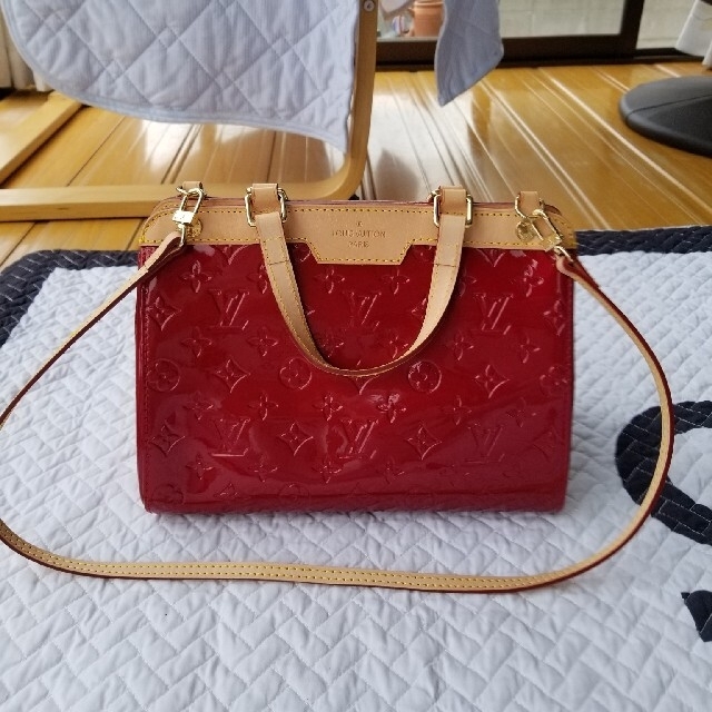 saki様専用購入禁止赤いエナメルのバック レディースのバッグ(ショルダーバッグ)の商品写真