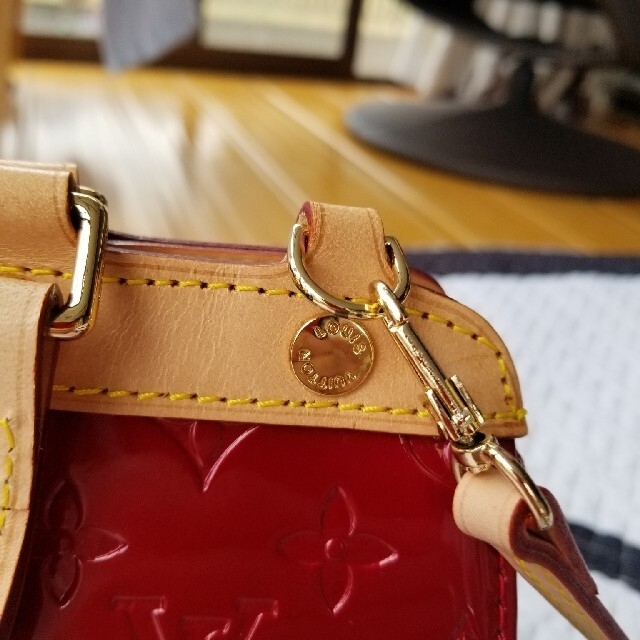 saki様専用購入禁止赤いエナメルのバック レディースのバッグ(ショルダーバッグ)の商品写真