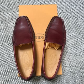 トッズ(TOD'S)の美品　ドッズ  TOD'sローファー(ローファー/革靴)