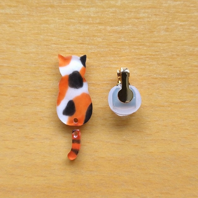 現品 猫 後ろ姿(三毛) クリップ ハンドメイドのアクセサリー(チャーム)の商品写真