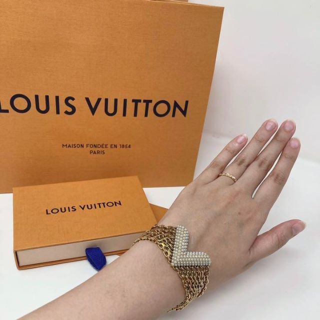 ルイヴィトン LOUIS VUITTON ブレスレット
 V ペルル マンシェット エセンシャル M68359 ゴールド