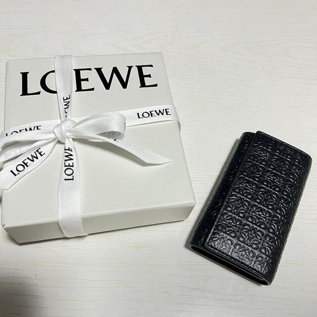 LOEWE(ロエベ)の超美品　ロエベ リピートキーケース エンボスシルクカーフ レディースのファッション小物(キーケース)の商品写真