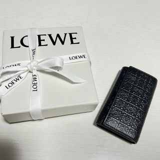 ロエベ(LOEWE)の超美品　ロエベ リピートキーケース エンボスシルクカーフ(キーケース)