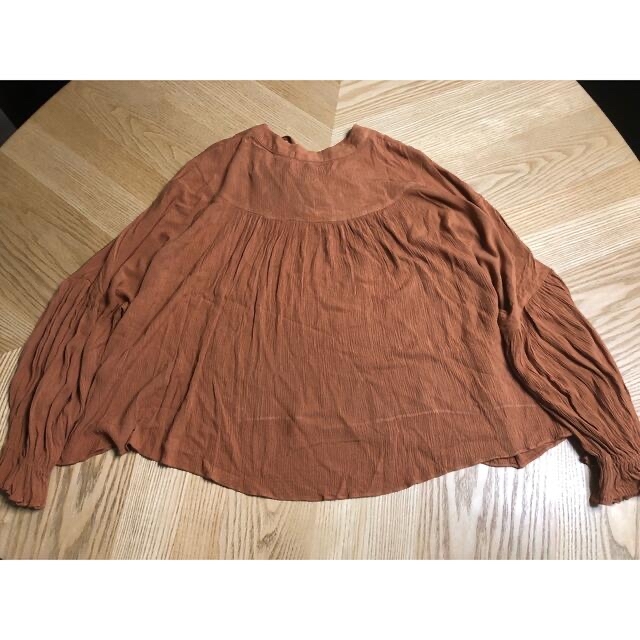 Ameri VINTAGE(アメリヴィンテージ)のAMERI(アメリ)SHIRRING SLEEVE BLOUSE  レディースのトップス(シャツ/ブラウス(長袖/七分))の商品写真