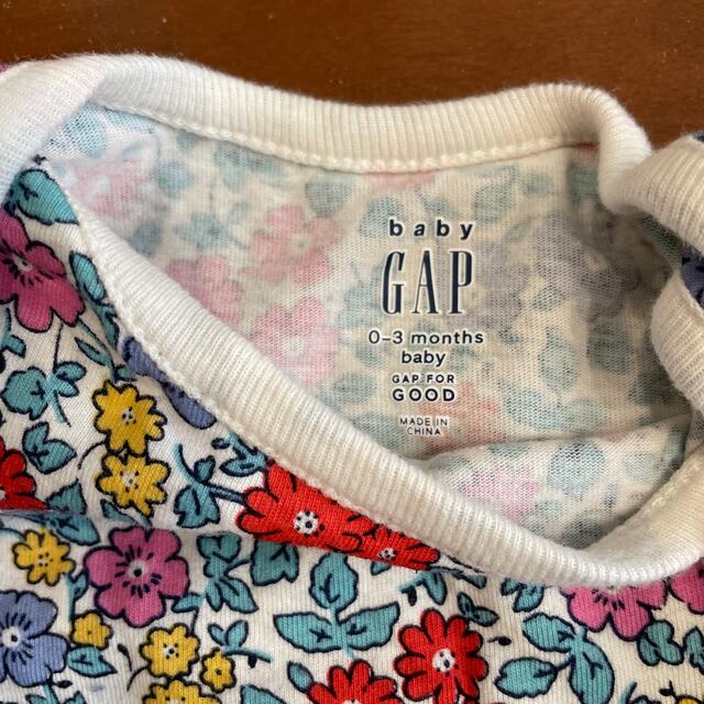 babyGAP(ベビーギャップ)のbabygap 花柄ボディスーツ キッズ/ベビー/マタニティのベビー服(~85cm)(肌着/下着)の商品写真