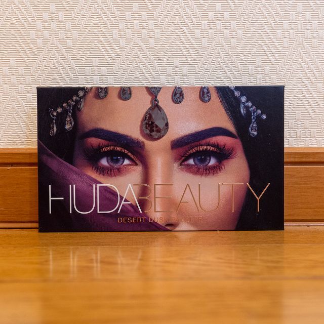Huda Beauty　Desert Dusk　18色アイシャドウパレット 4