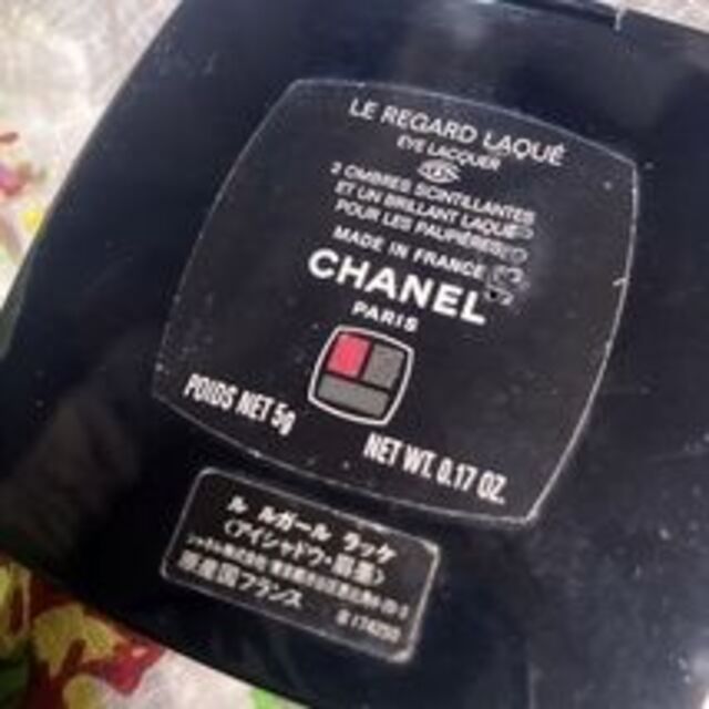 CHANEL(シャネル)の赤と黒♪　残多　ラメたっぷりなシャネルのアイシャドウ「ル・ルガール・ラッケ」 コスメ/美容のベースメイク/化粧品(アイシャドウ)の商品写真