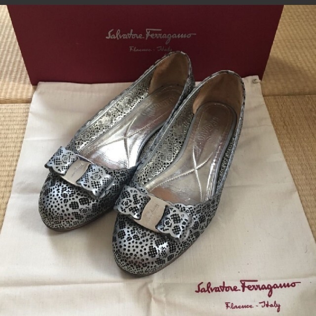 ferragamo パンチングフラットシューズ-