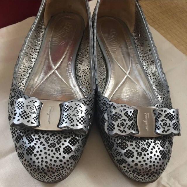 ferragamo パンチングフラットシューズ-