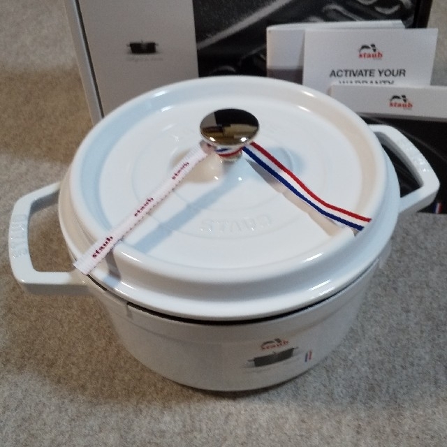 STAUB(ストウブ)のストウブ(staub)／ピコ ココット ラウンド【22cm】ピュアホワイト：新品 インテリア/住まい/日用品のキッチン/食器(鍋/フライパン)の商品写真