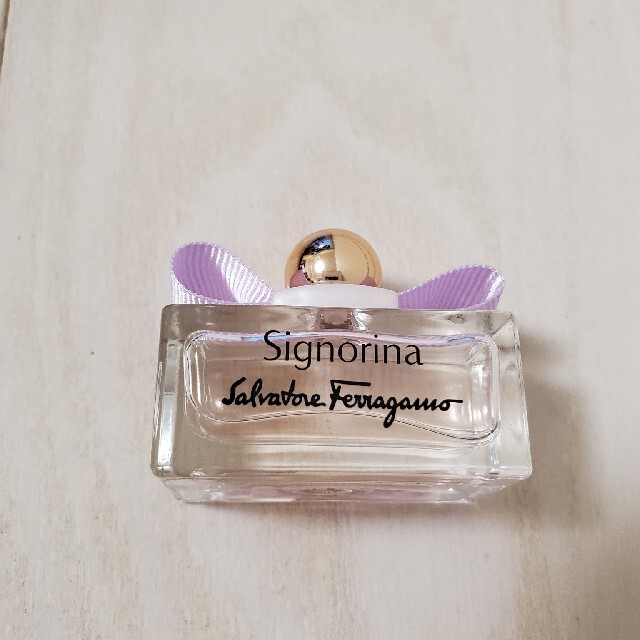 新品 未使用 フェラガモ シニョリーナ Ferragamo コスメ/美容の香水(香水(女性用))の商品写真