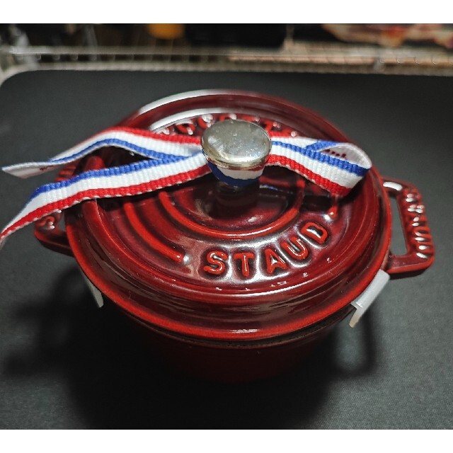 STAUB(ストウブ)のストウブ ピコ・ココット ラウンド10cm チェリー 1回使用 新品同様 インテリア/住まい/日用品のキッチン/食器(鍋/フライパン)の商品写真