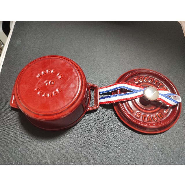 STAUB(ストウブ)のストウブ ピコ・ココット ラウンド10cm チェリー 1回使用 新品同様 インテリア/住まい/日用品のキッチン/食器(鍋/フライパン)の商品写真