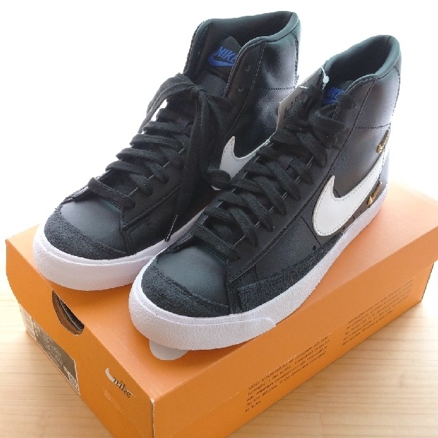 NIKE(ナイキ)の【新品未使用】NIKE Womens BLAZER MID '77 23.5cm レディースの靴/シューズ(スニーカー)の商品写真