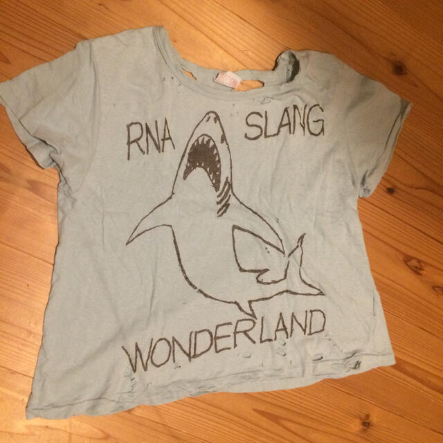 RNA(アールエヌエー)のRNA SLANG   サメTシャツ ダメージ加工 レディースのトップス(Tシャツ(半袖/袖なし))の商品写真
