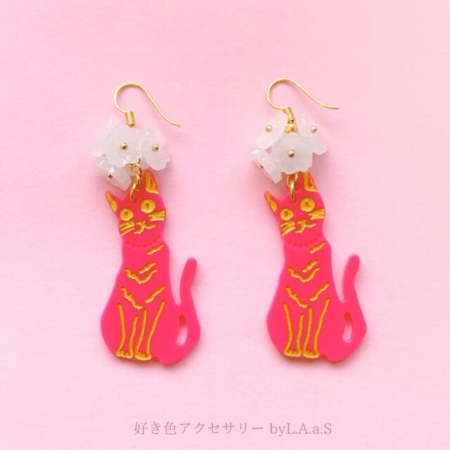 紫陽花と猫の耳飾り【ピアス イヤリング】 ハンドメイドのアクセサリー(ピアス)の商品写真