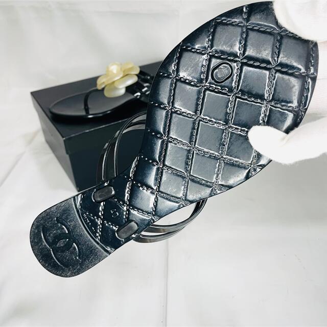 CHANEL(シャネル)の極美品　CHANEL シャネル　カメリア ビーチサンダル ブラック&ホワイト レディースの靴/シューズ(サンダル)の商品写真