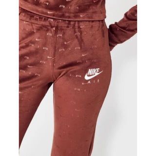 ナイキ エア ウィメンズ ベロア ミッドライズ パンツとトップ　NIKE《セット(カジュアルパンツ)