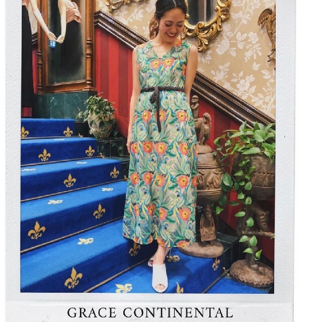 GRACE CONTINENTAL(グレースコンチネンタル)のグレースコンチネンタル　ボタニカルパロットワンピース レディースのワンピース(ロングワンピース/マキシワンピース)の商品写真