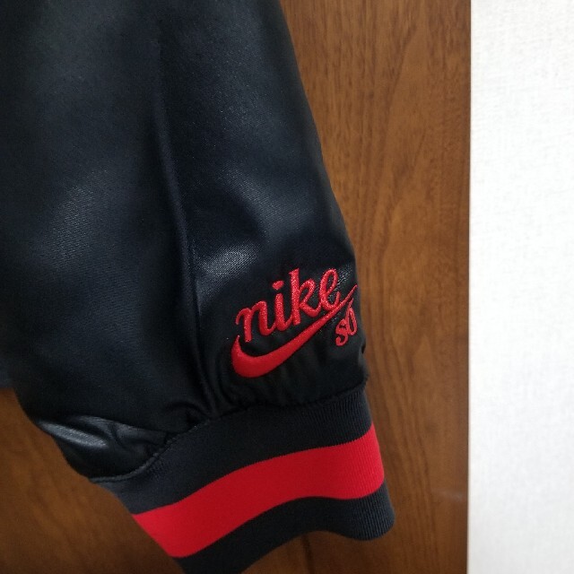 NIKE(ナイキ)のNIKE SB　ブルズカスタムスタジャン　XXL　ブラック　Supreme メンズのジャケット/アウター(スタジャン)の商品写真