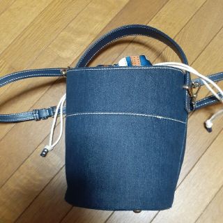 ダイアナ(DIANA)のDIANAのデニム生地のバケツ型バック👜斜めかけ🆗(ショルダーバッグ)