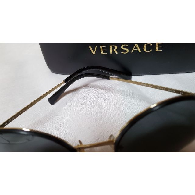 VERSACE(ヴェルサーチ)の正規新古 ヴェルサーチ クラシック メデューサロゴ ラウンドサングラス黒 付属有 レディースのファッション小物(サングラス/メガネ)の商品写真