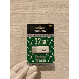 トウシバ(東芝)の TOSHIBA USBメモリ 32GB USB2.0 キャップ式 ホワイト(PC周辺機器)