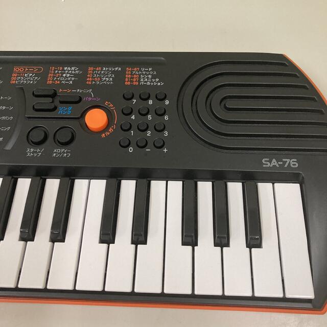 CASIO(カシオ)のCASIO 44ミニ鍵盤 電子キーボード SA-76 ブラック&オレンジ 楽器の鍵盤楽器(電子ピアノ)の商品写真