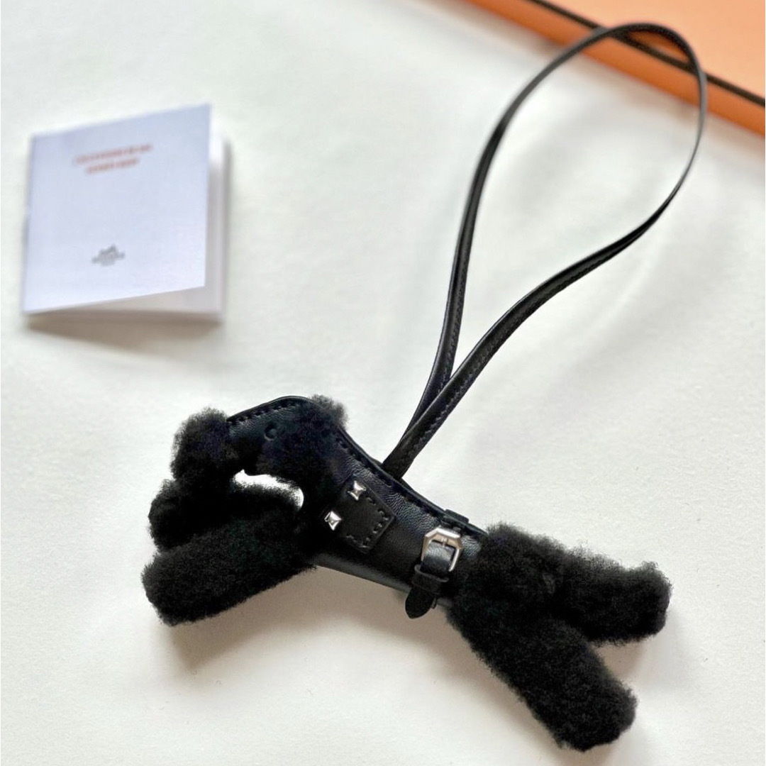 【新品・未使用品】エルメス バディチャーム パンク ソーブラック 犬 ふわふわ 【新品・未使用品】エルメス バディチャーム パンク ソーブラック 犬 ふわふわ
