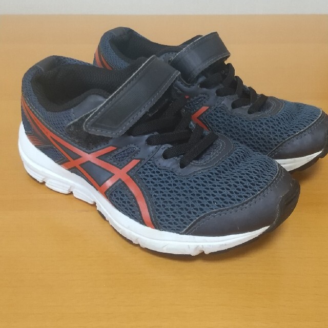 asics(アシックス)のアシックス☆キッズスニーカー17.5cm キッズ/ベビー/マタニティのキッズ靴/シューズ(15cm~)(スニーカー)の商品写真