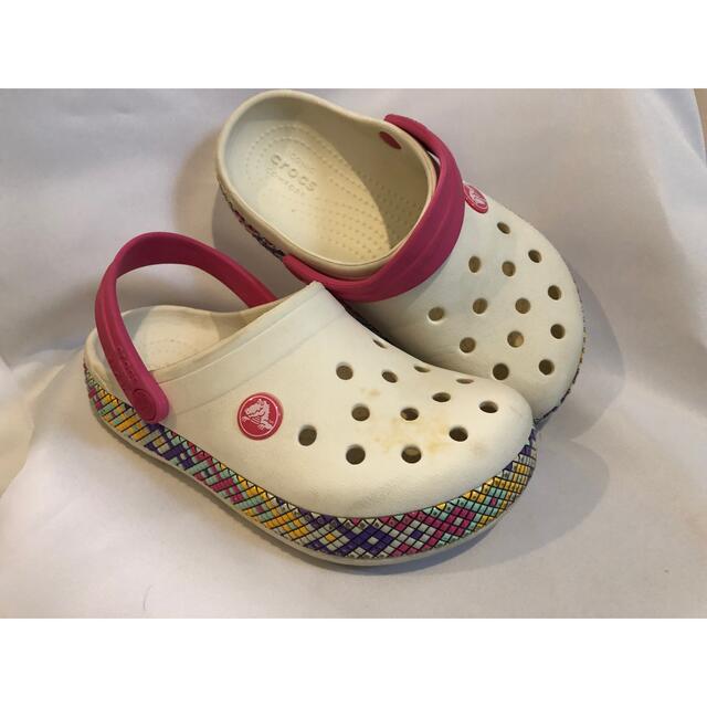 crocs(クロックス)のクロックス　白　サンダル　 キッズ/ベビー/マタニティのキッズ靴/シューズ(15cm~)(サンダル)の商品写真