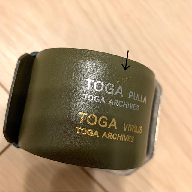 TOGA(トーガ)の《TOGA PULLA》レザーベルトバングル カーキ レディースのアクセサリー(ブレスレット/バングル)の商品写真