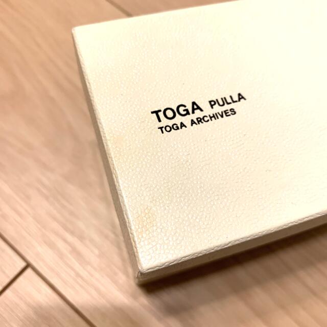 TOGA(トーガ)の《TOGA PULLA》レザーベルトバングル カーキ レディースのアクセサリー(ブレスレット/バングル)の商品写真