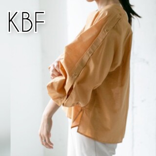 ケービーエフ(KBF)のKBF Vネックブラウス 袖ボリュームブラウス ボタンデザインくすみオレンジ(シャツ/ブラウス(長袖/七分))